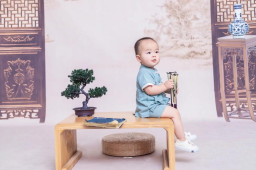 涉县宝宝边吃奶边挣扎烦躁